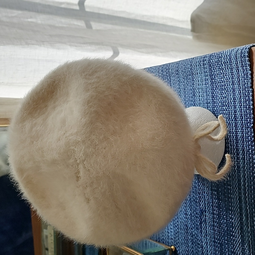 Vintage wool off white hat in cream, made in Italy. - Picture 2 of 4